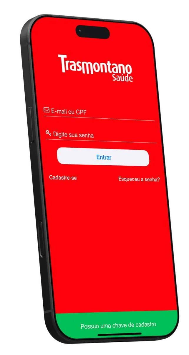 Celular com o aplicativo Trasmontano Saúde aberto na tela inicial