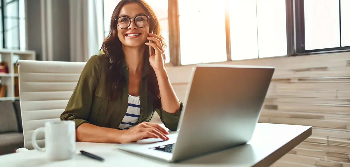 Pessoa no notebook separando documentos para contratar o plano Trasmontano online