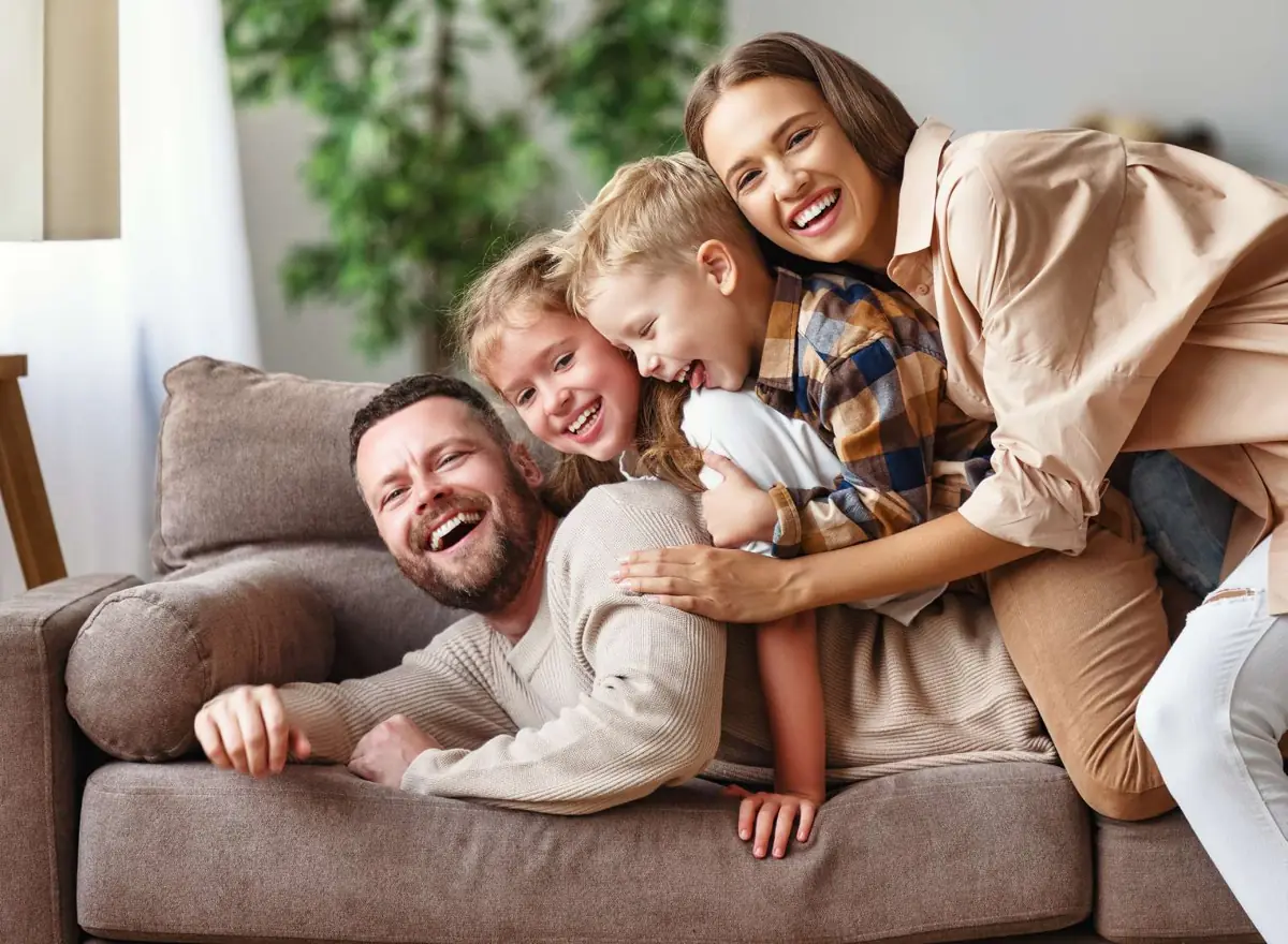 Família sorrindo em casa, público do produto Tras Ideal 010 da Trasmontano