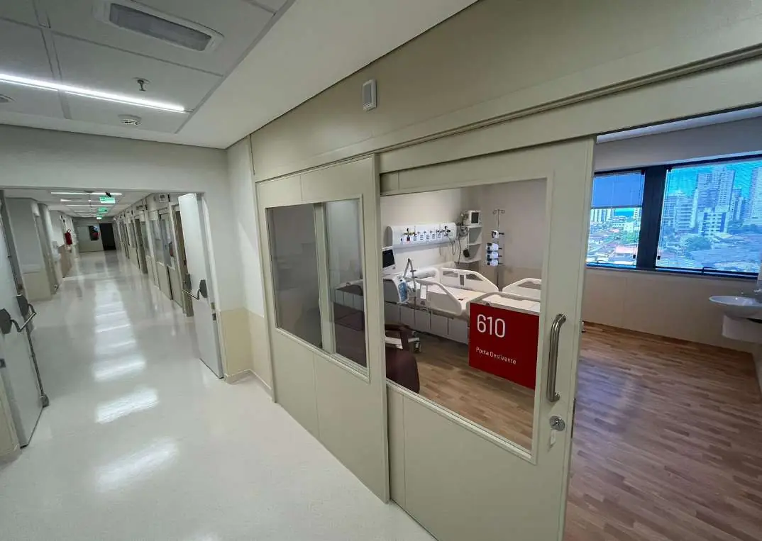Corredor do Hospital IGESP Litoral em Praia Grande, da rede do Care Litoral e Tras Care 350