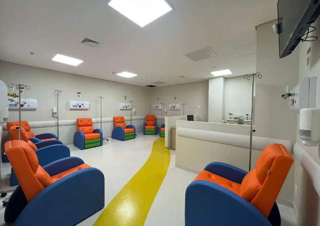 Sala de medicação infantil colorida do Hospital IGESP Litoral, em Praia Grande