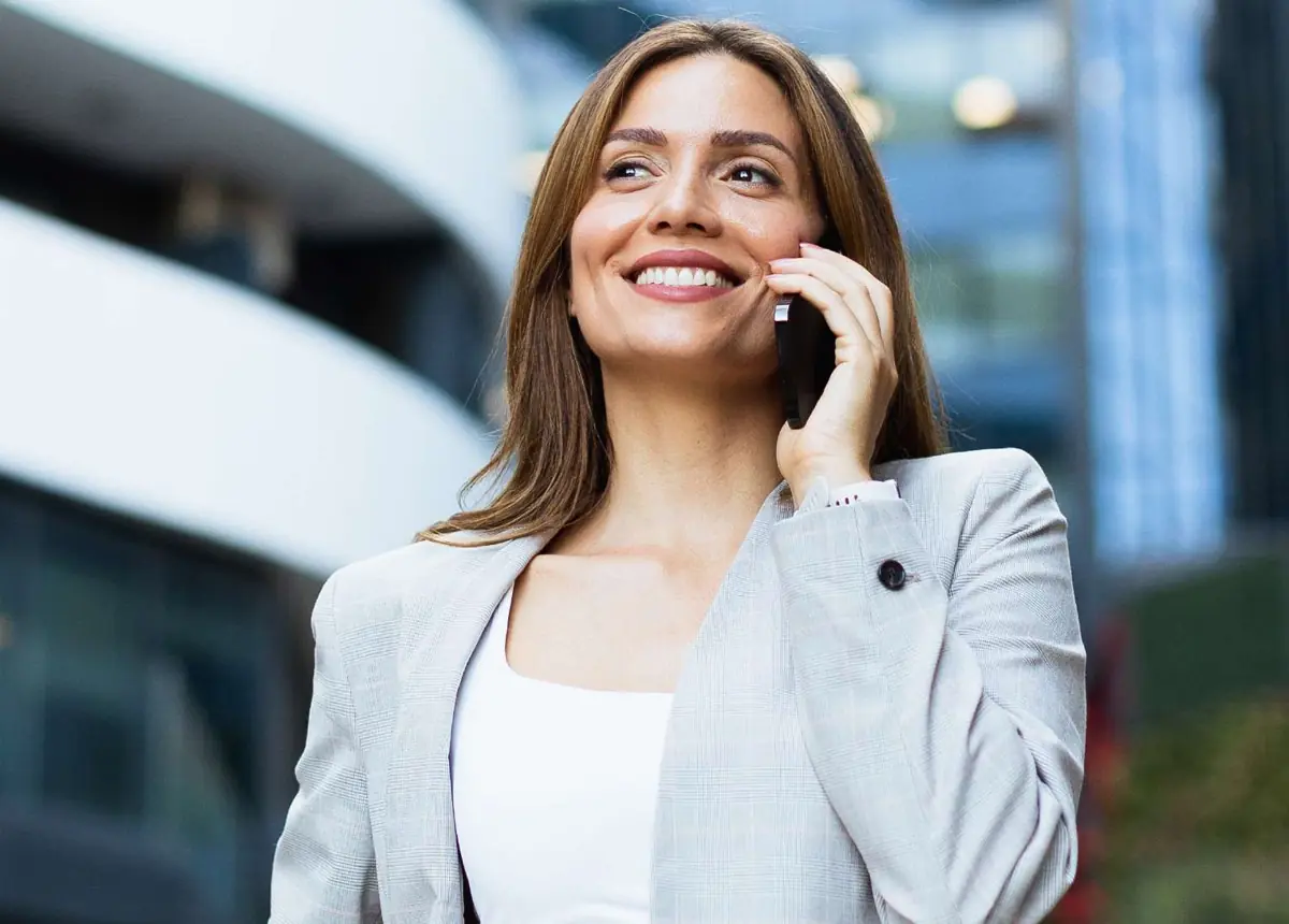 Executiva ao telefone pesquisando planos empresariais Trasmontano Tras Mix e Prime