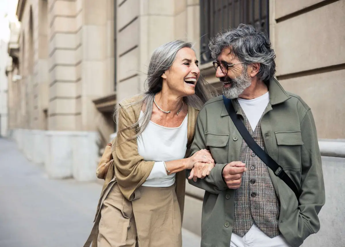 Casal de mais de 60 anos sorrindo, beneficiários do produto Tras Care da Trasmontano