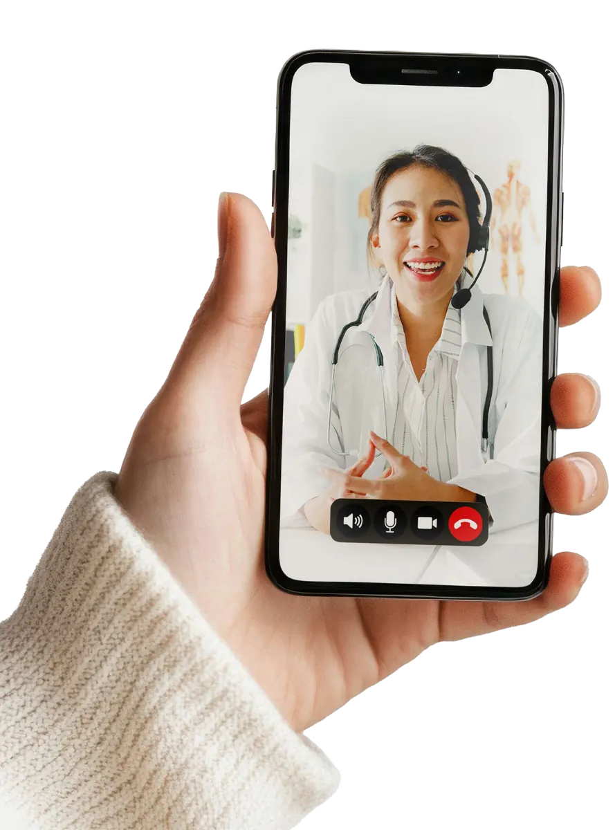Mão segurando celular com médica em videochamada de telemedicina